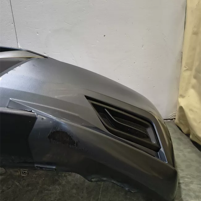 Paraurti anteriore grigio