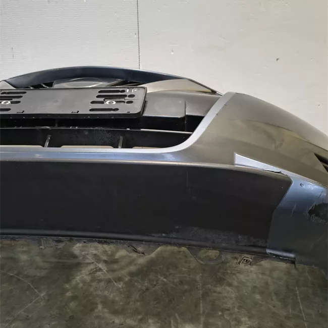 Paraurti anteriore grigio