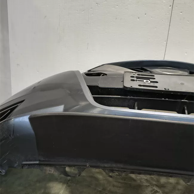 Paraurti anteriore grigio