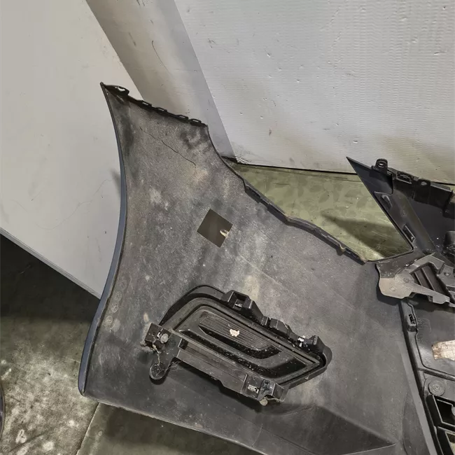 Paraurti anteriore grigio