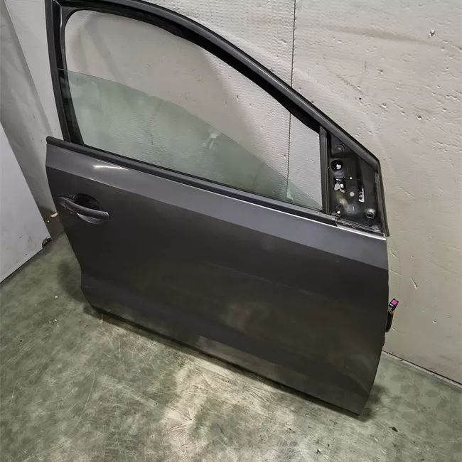 Porta anteriore destra