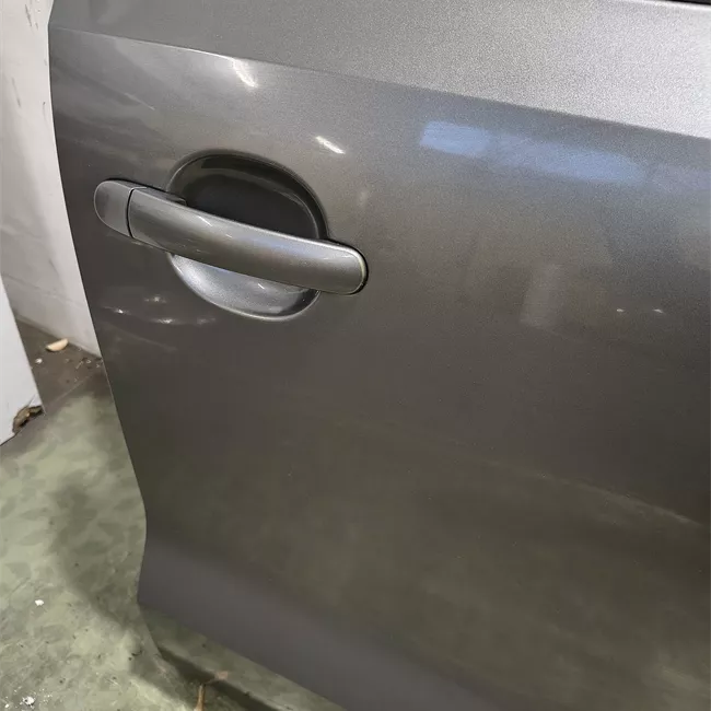 Porta anteriore destra