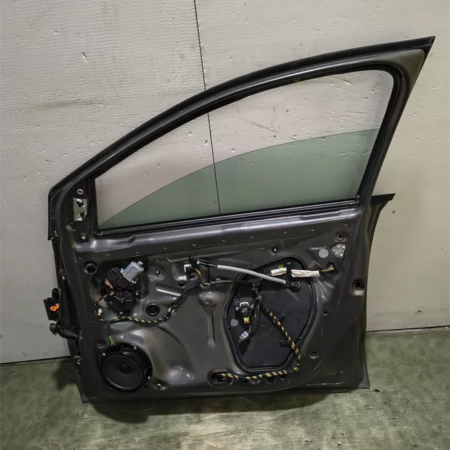 Porta anteriore destra