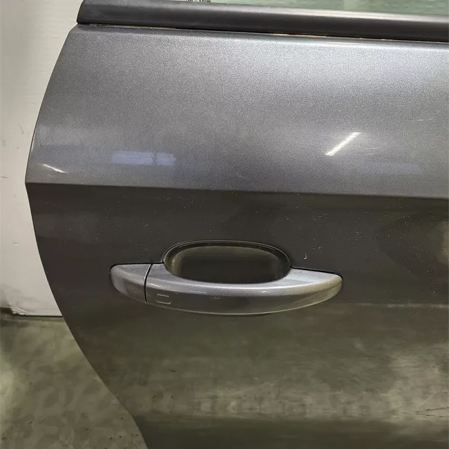 Porta anteriore destra