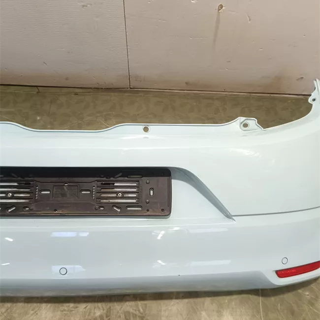 Paraurti posteriore con sensori parcheggio 02