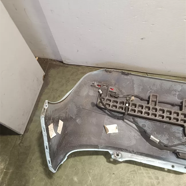 Paraurti posteriore con sensori parcheggio 02