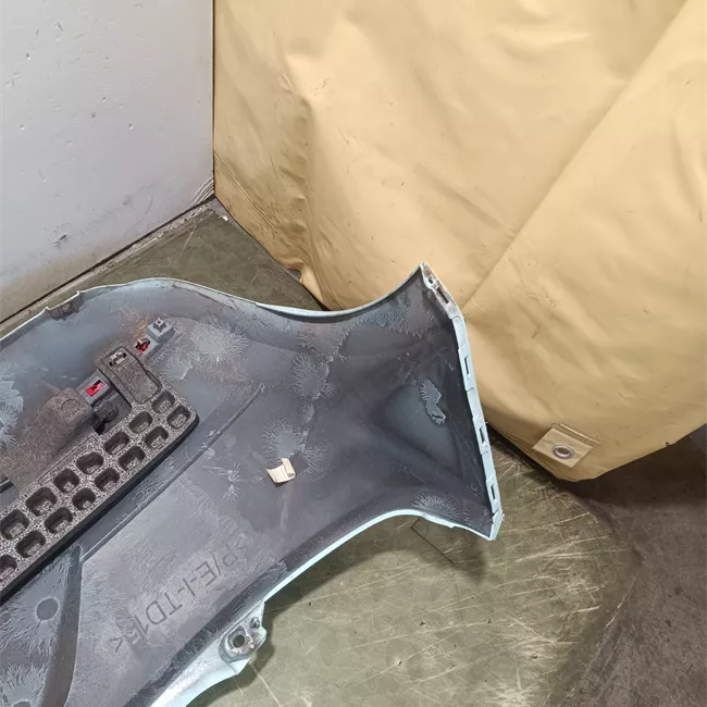 Paraurti posteriore con sensori parcheggio 02