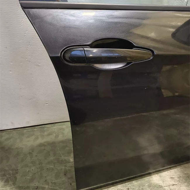 Porta anteriore destra