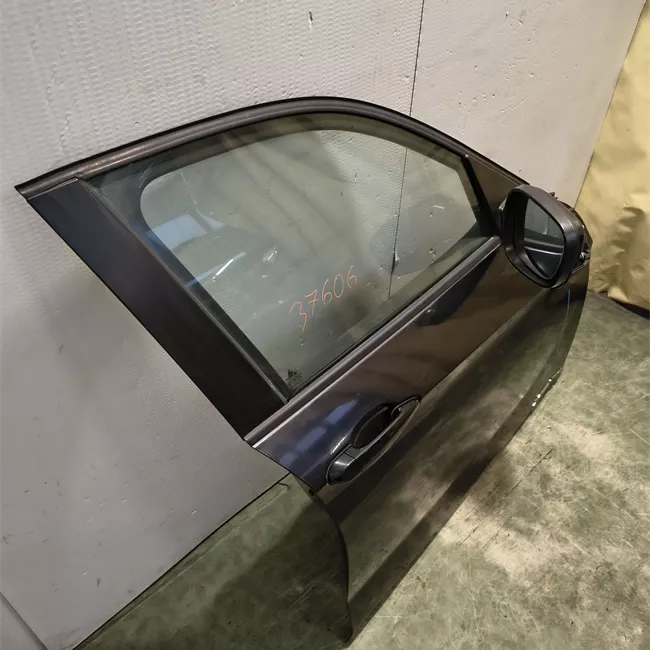 Porta anteriore destra