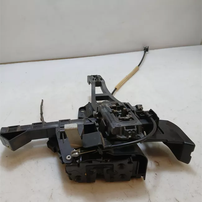 Serratura porta posteriore sinistra con sistema chiusura centrale