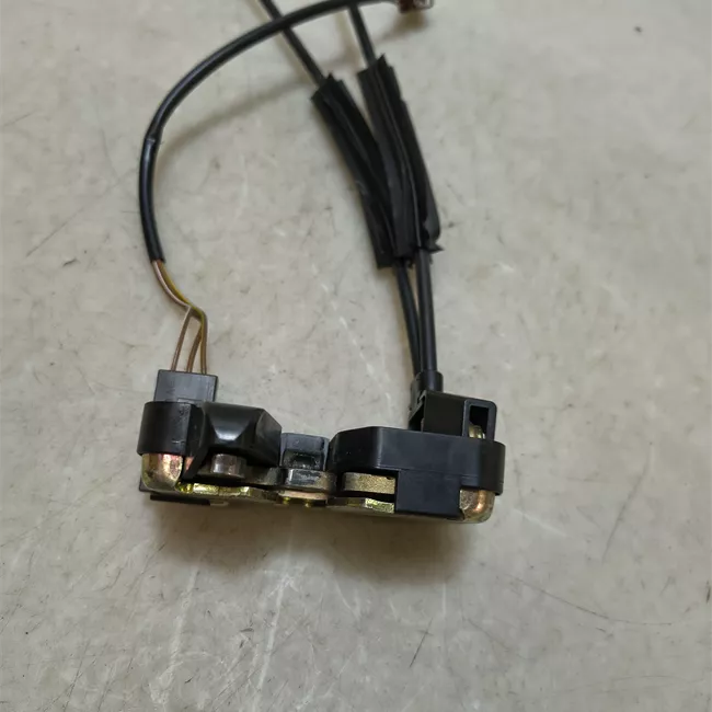 Serratura portello posteriore con sgancio posteriore telecomandato