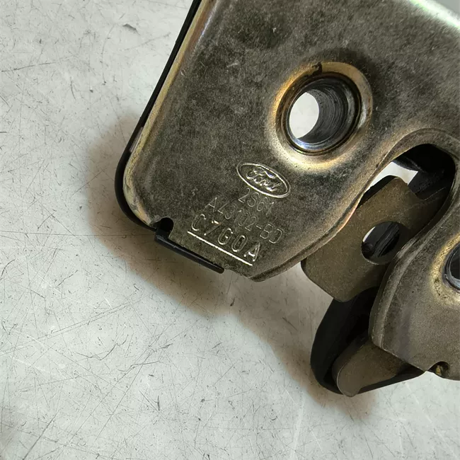 Serratura portello posteriore con sgancio posteriore telecomandato