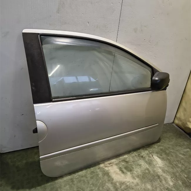 Porta anteriore destra