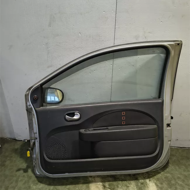 Porta anteriore destra