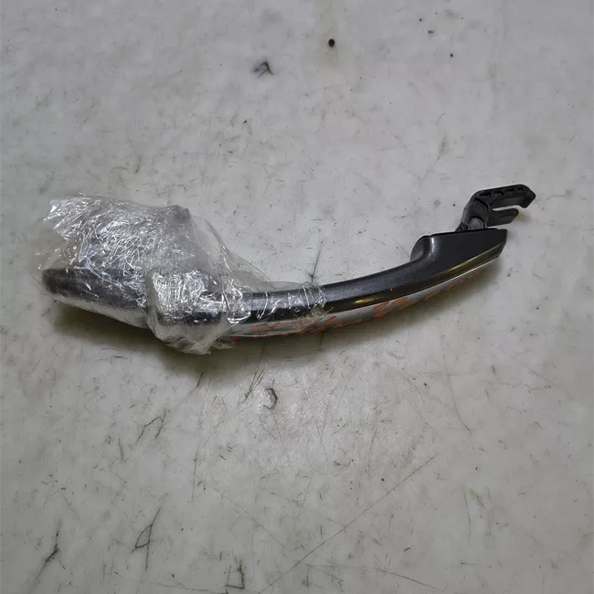 Maniglia porta posteriore sinistra con striscia cromata primer