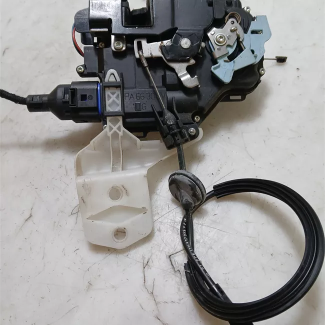 Serratura porta anteriore sinistra con dispositivo Safe