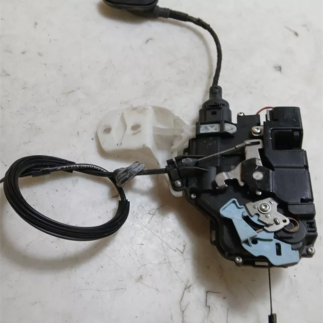 Serratura porta anteriore sinistra con dispositivo Safe