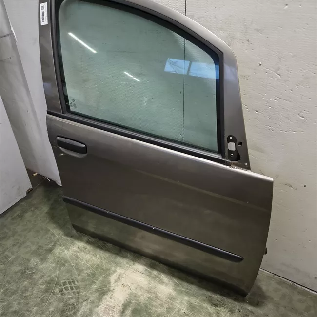 Porta anteriore destra