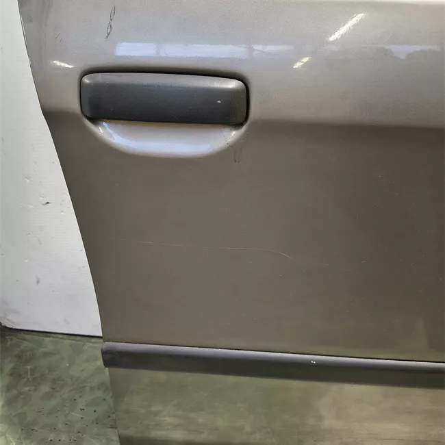 Porta anteriore destra