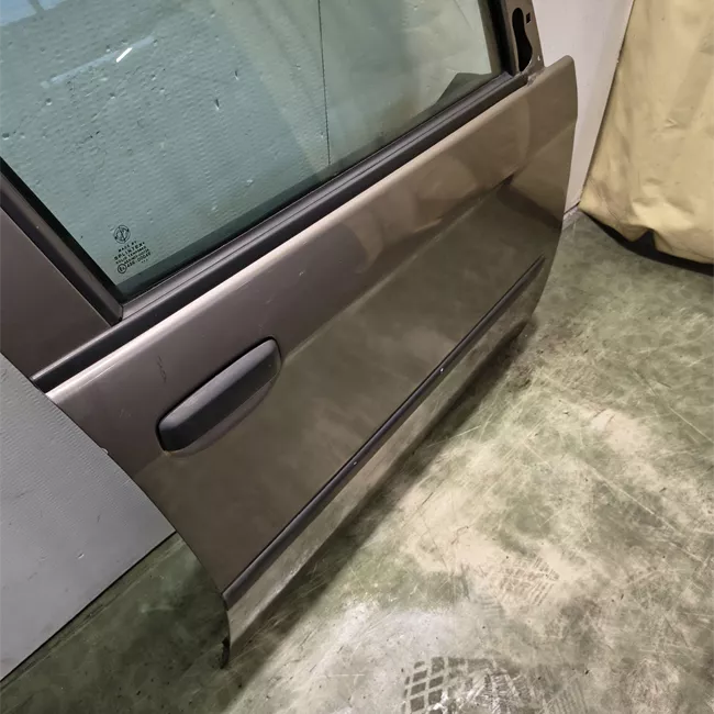 Porta anteriore destra