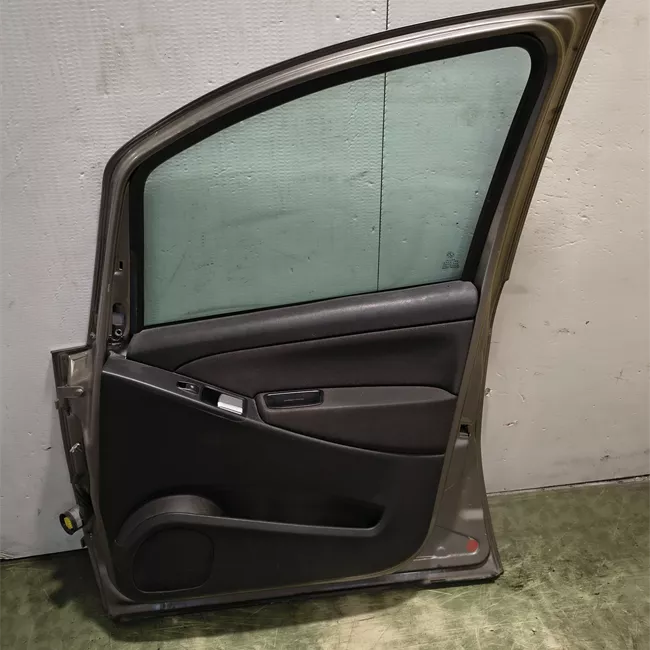 Porta anteriore destra