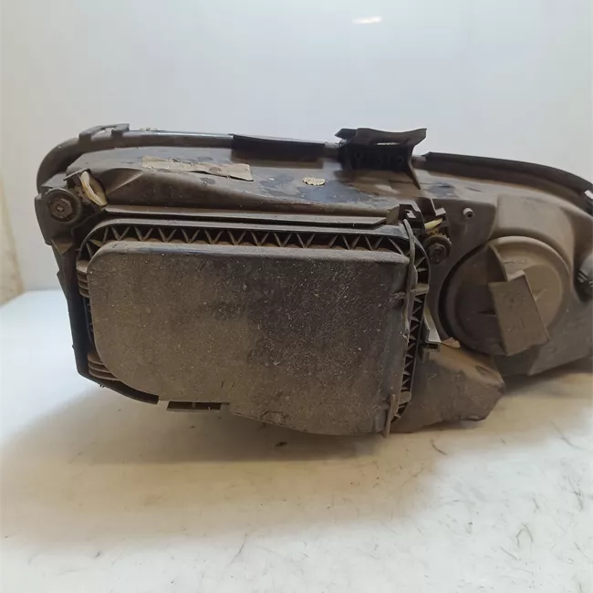 Proiettore sinistro con fendinebbia