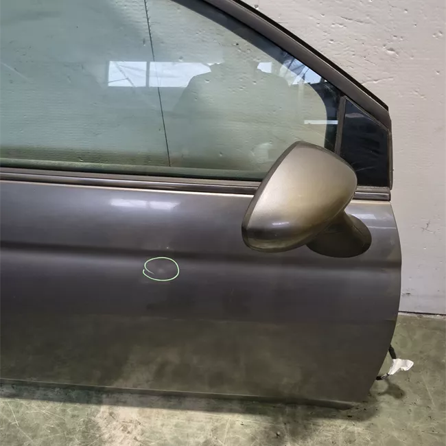 Porta anteriore destra