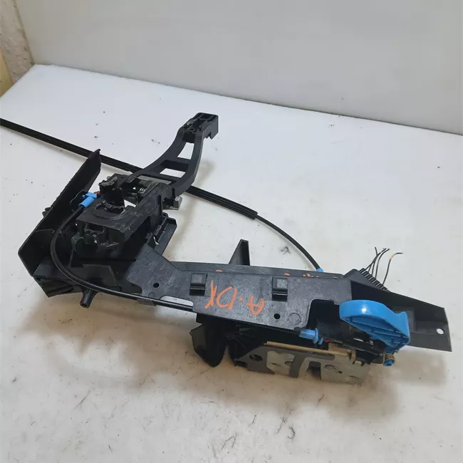 Serratura porta anteriore destra con dispositivo antifurto