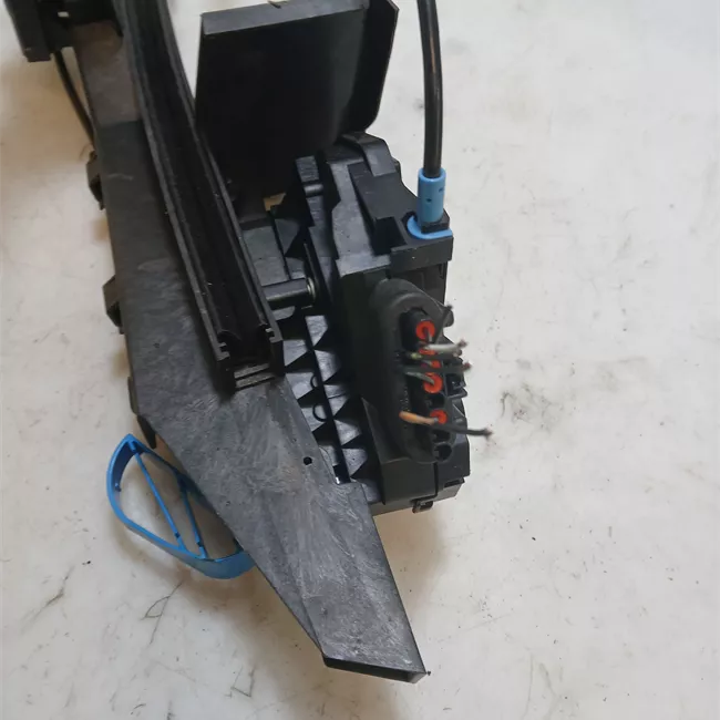 Serratura porta anteriore destra con dispositivo antifurto