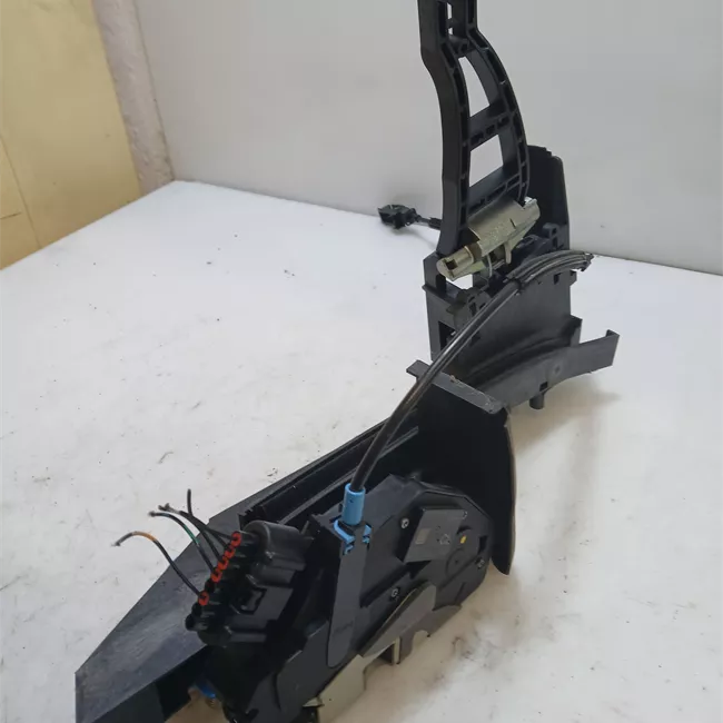 Serratura porta anteriore destra con dispositivo antifurto