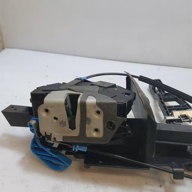 Serratura porta anteriore destra con dispositivo antifurto