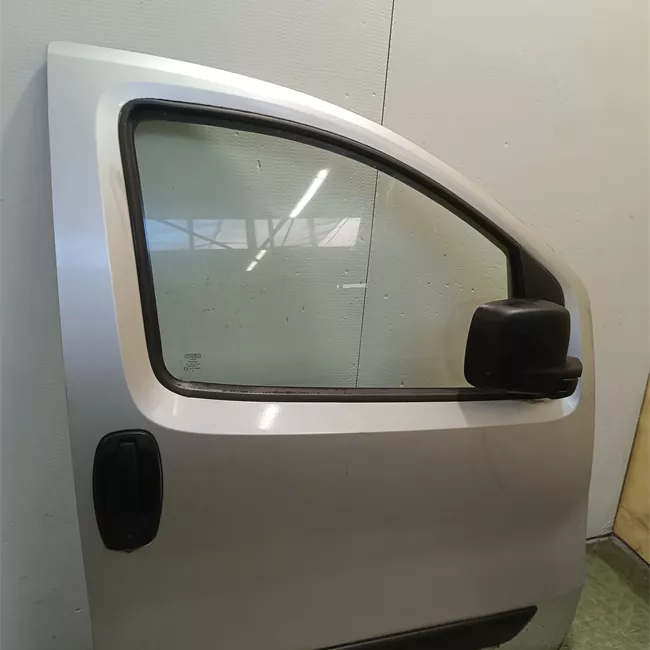 Porta anteriore destra