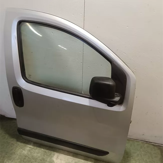 Porta anteriore destra