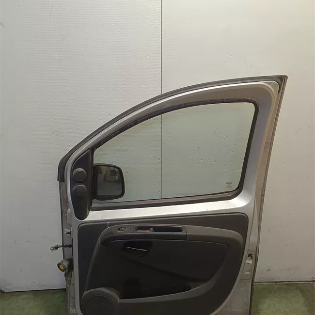 Porta anteriore destra