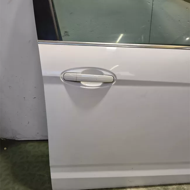 Porta anteriore destra