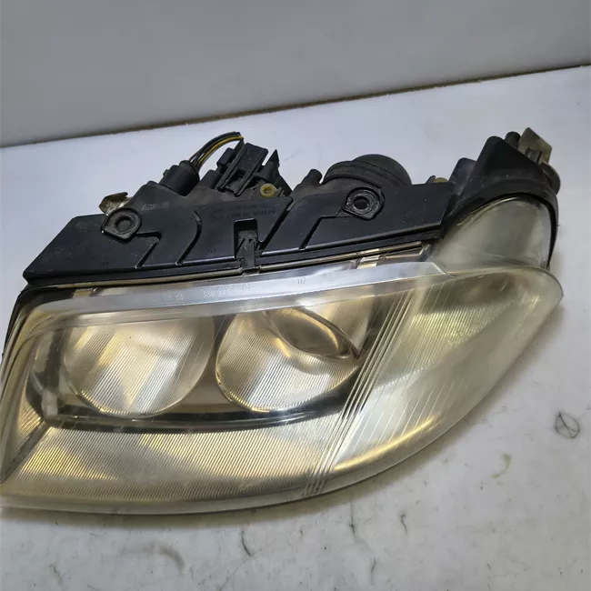 Proiettore con regolatore altezza sinistro