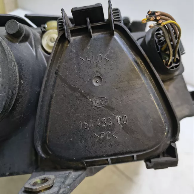 Proiettore con regolatore altezza sinistro