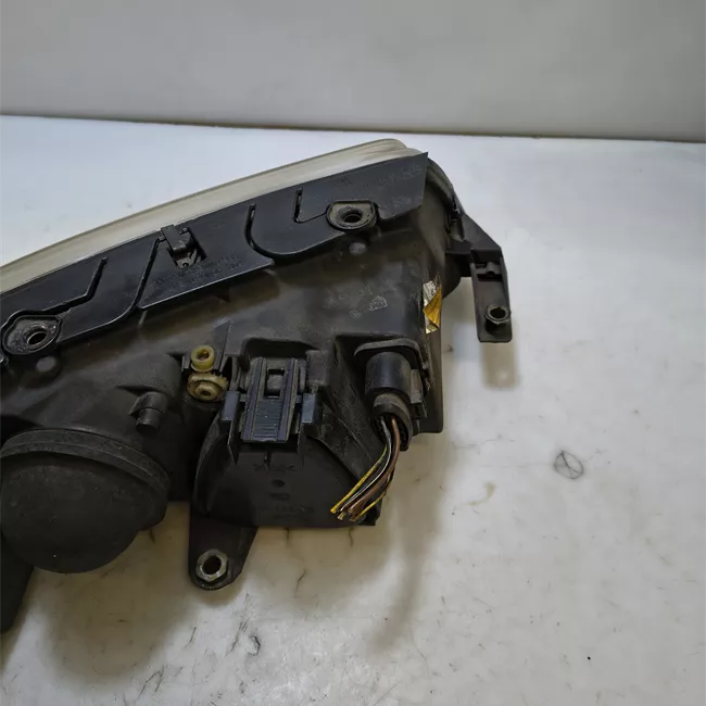 Proiettore con regolatore altezza sinistro