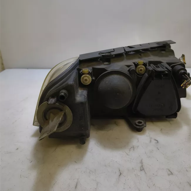 Proiettore con regolatore altezza sinistro