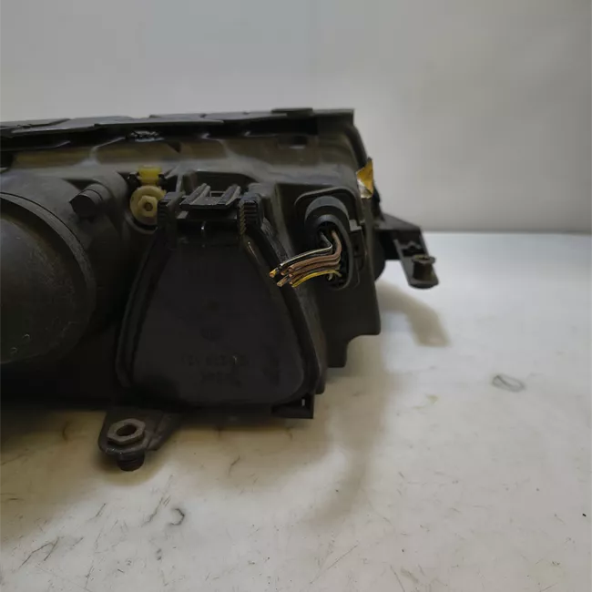 Proiettore con regolatore altezza sinistro