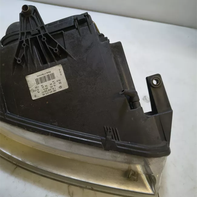 Proiettore con regolatore altezza sinistro