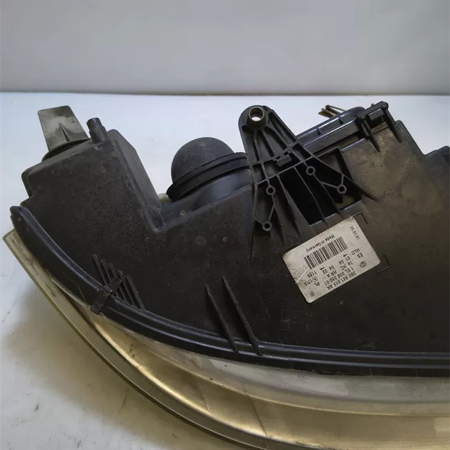 Proiettore con regolatore altezza sinistro