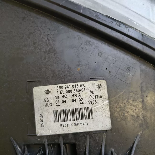 Proiettore con regolatore altezza sinistro