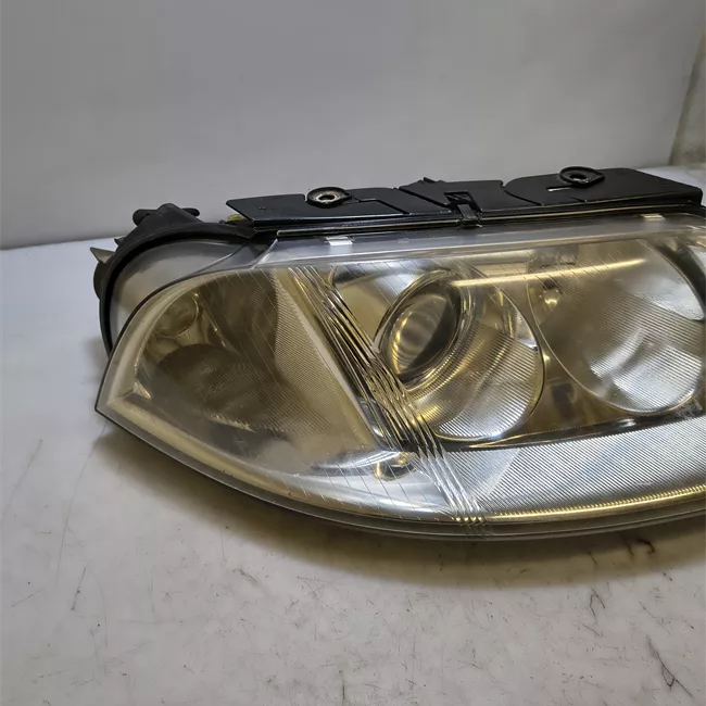 Proiettore con regolatore altezza destro