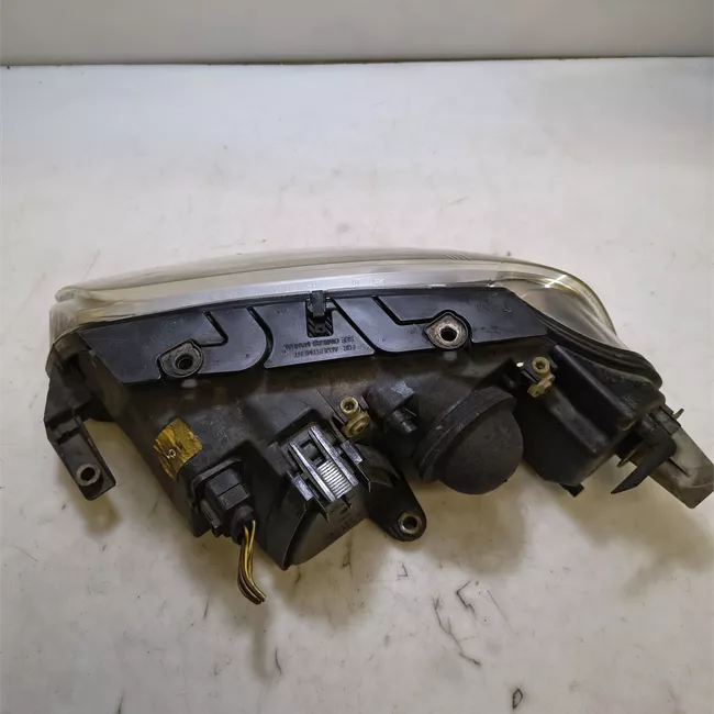 Proiettore con regolatore altezza destro