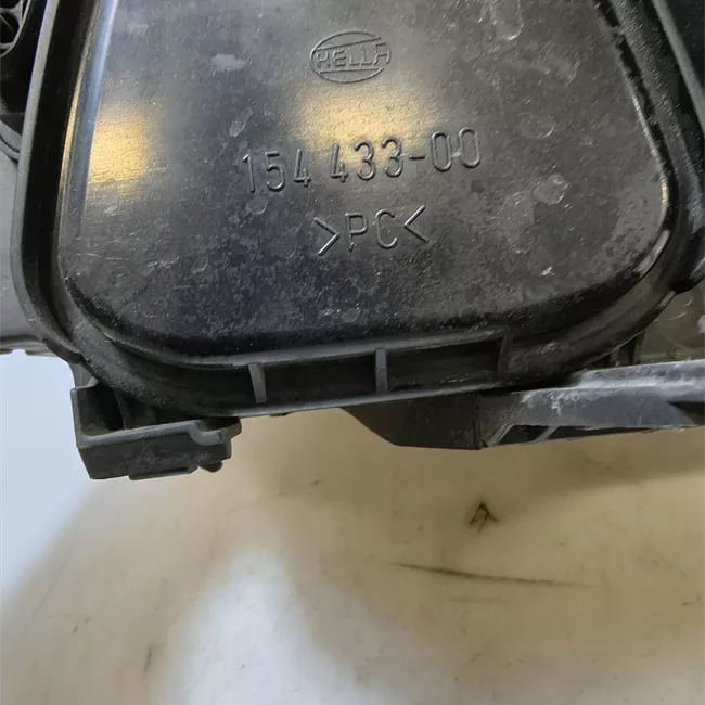 Proiettore con regolatore altezza destro