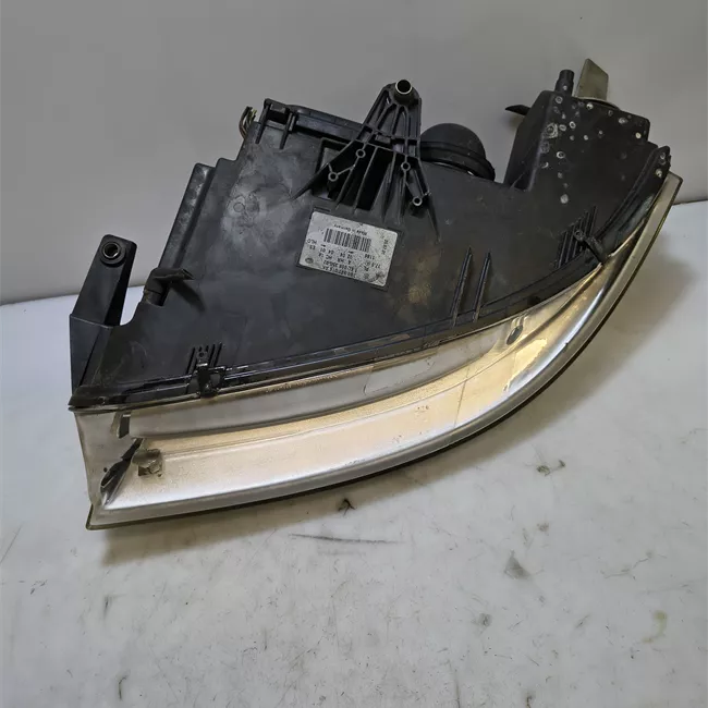 Proiettore con regolatore altezza destro