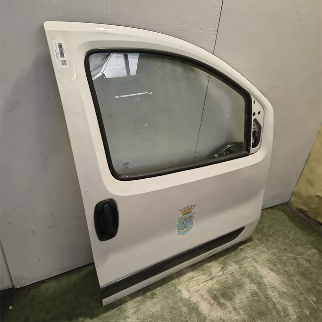 Porta anteriore destra