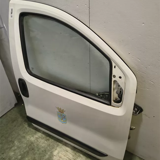 Porta anteriore destra