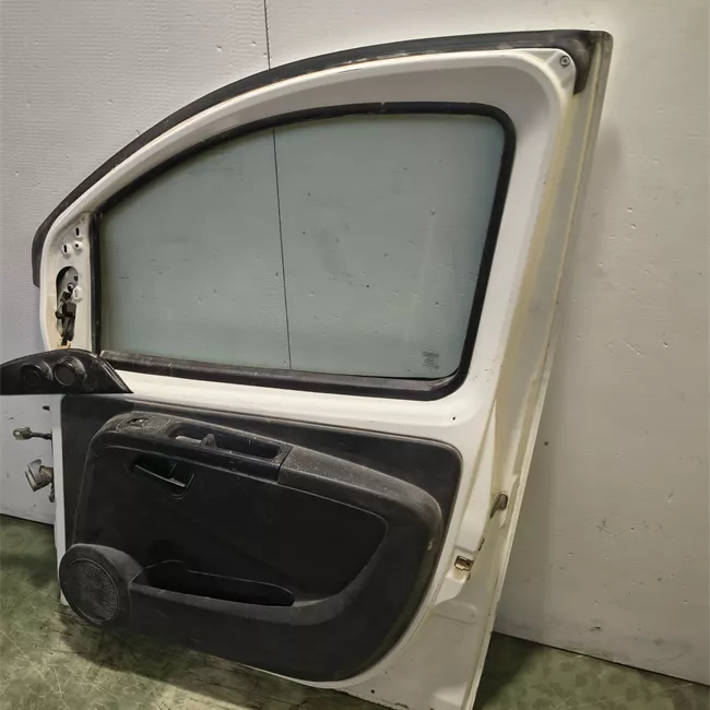 Porta anteriore destra